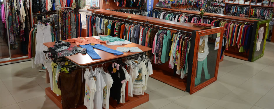 Novedades en texturas, colores y diseños se encuentran dispuestos en el sector Indumentaria