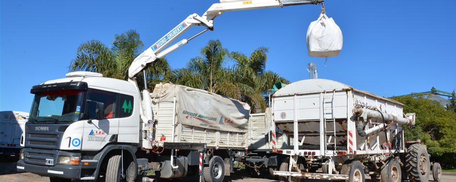 Una moderna flota de camiones permite entregar la mercadería en el momento y lugar convenido